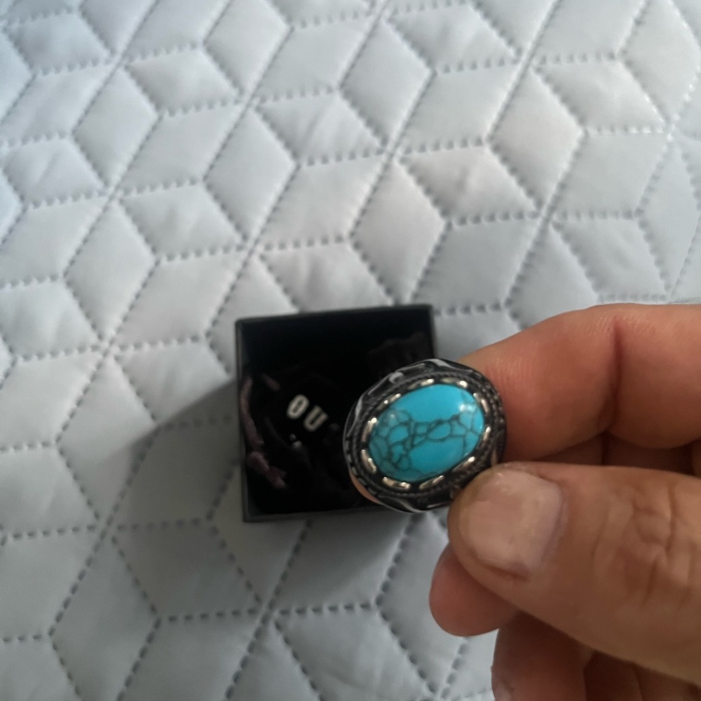 New & beautiful Turquoise Silver Stone size 9 Ring. This is beautiful! Unisex!